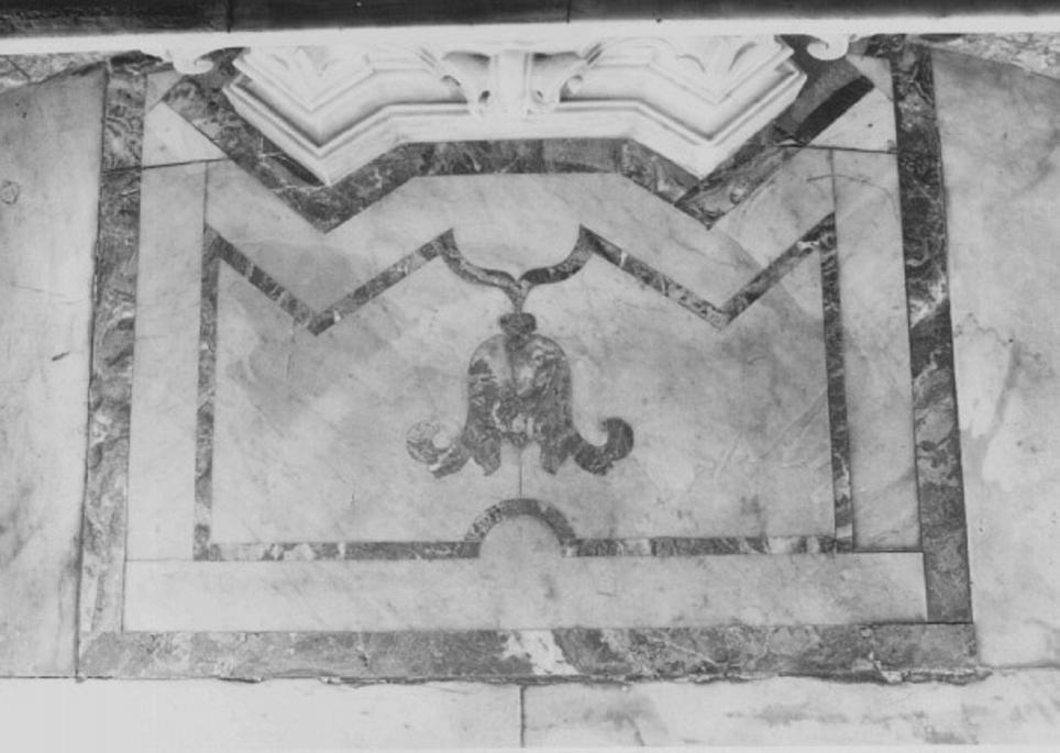 motivi decorativi geometrici e vegetali stilizzati (gradinata d'altare) - ambito vicentino (prima metà sec. XVIII)