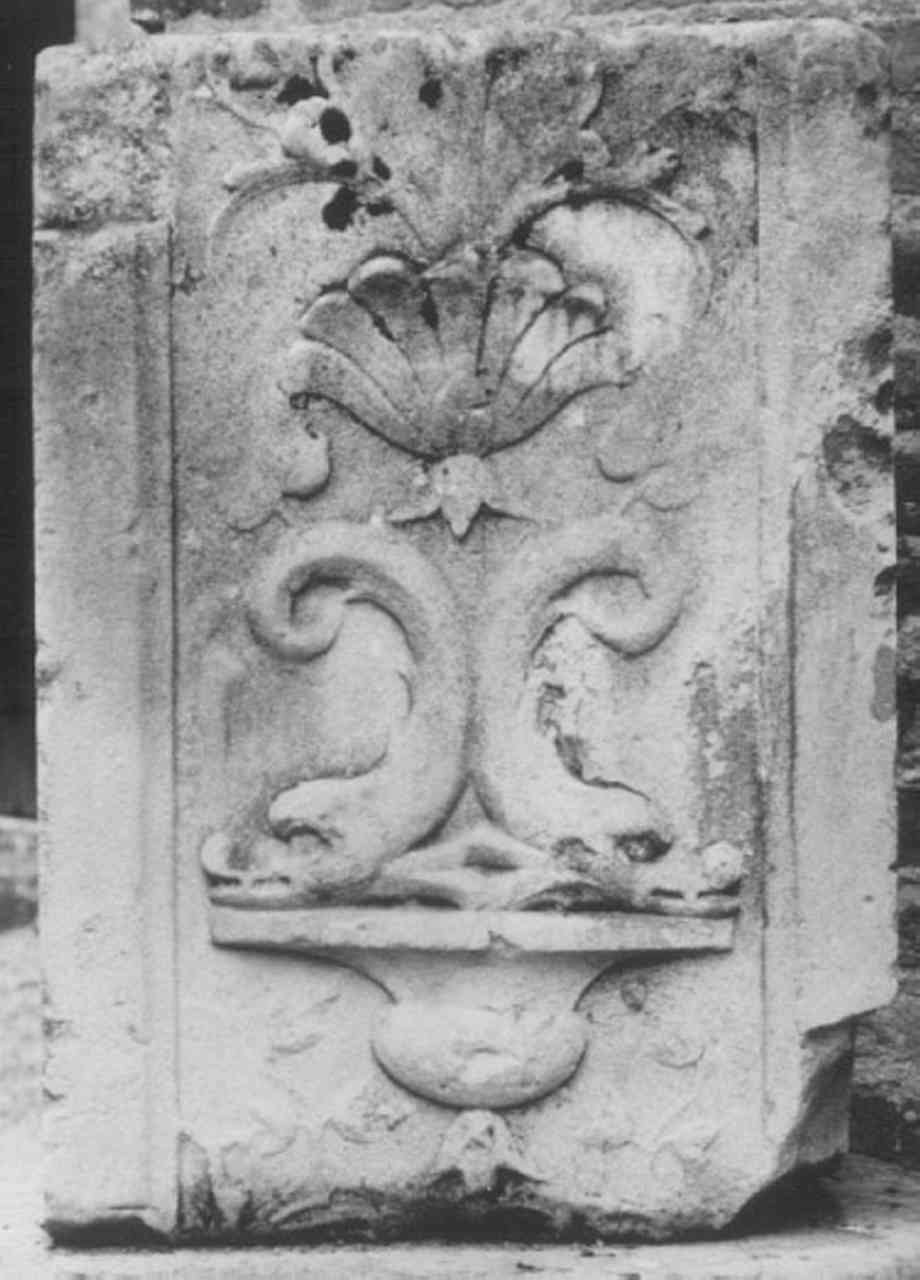 motivi decorativi a grottesche (rilievo, frammento) - bottega vicentina (secc. XV/ XVI)