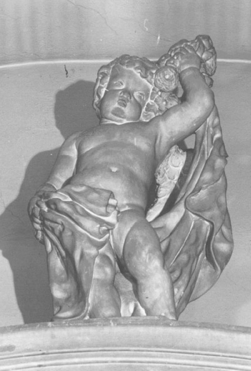 cherubino con drappo e corona di fiori (statua, elemento d'insieme) di Cassetti Giacomo (attribuito) (fine/inizio secc. XVII/ XVIII)