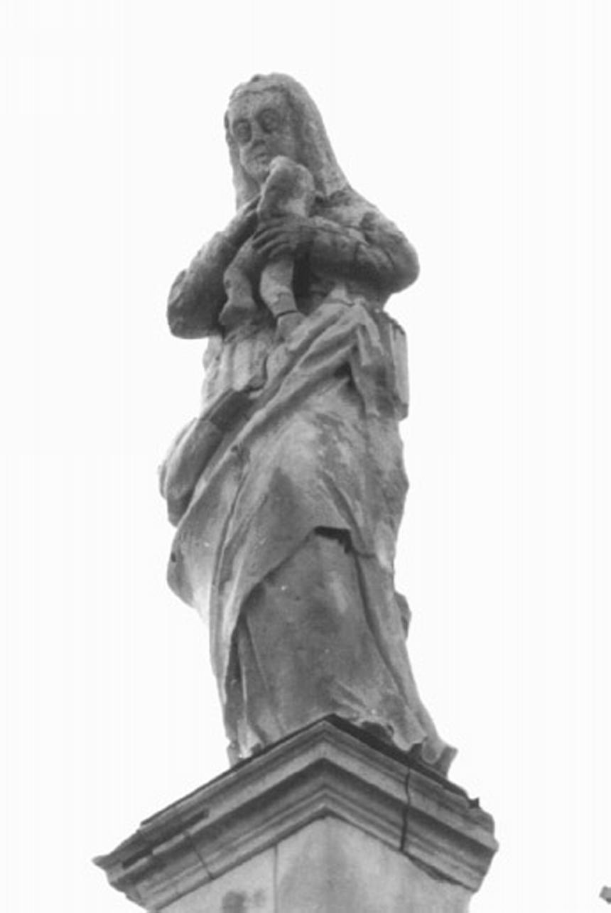 Madonna con Bambino (statua) di Bartolomei Francesco (attribuito), Leoni Francesco (attribuito), Uliaco Francesco (attribuito) (sec. XVIII)