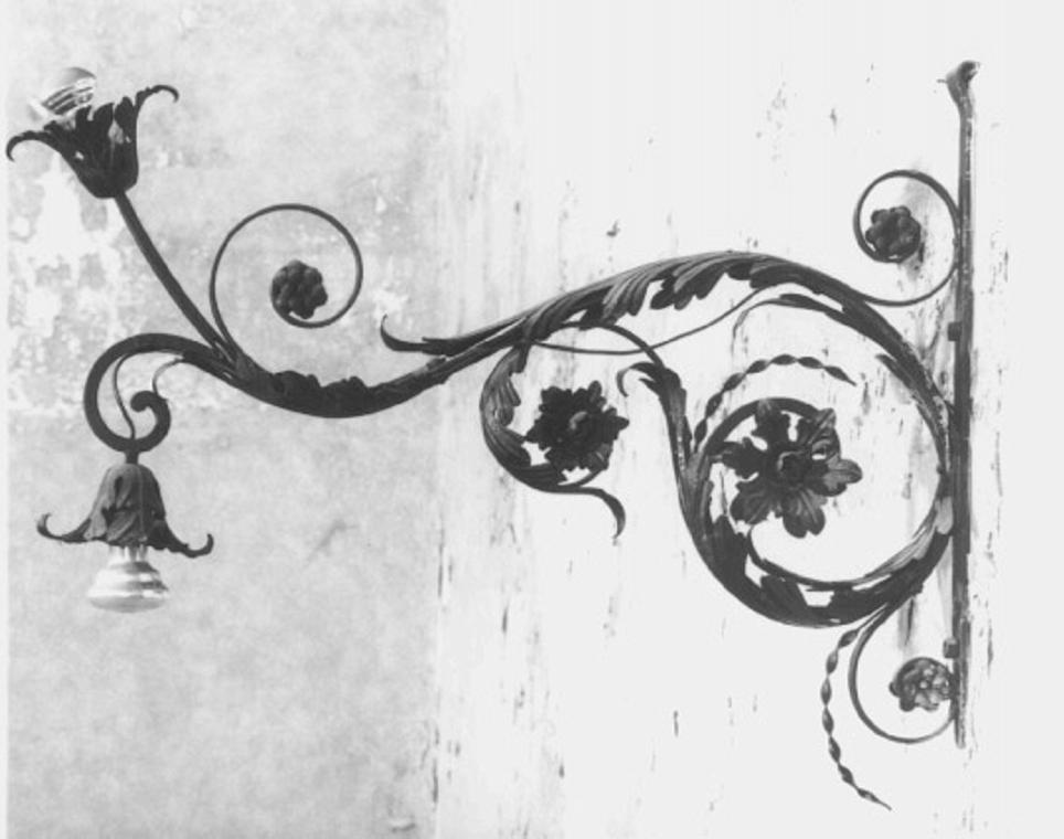 motivi decorativi a girali vegetali (lampada - a muro) - ambito vicentino (prima metà sec. XX)