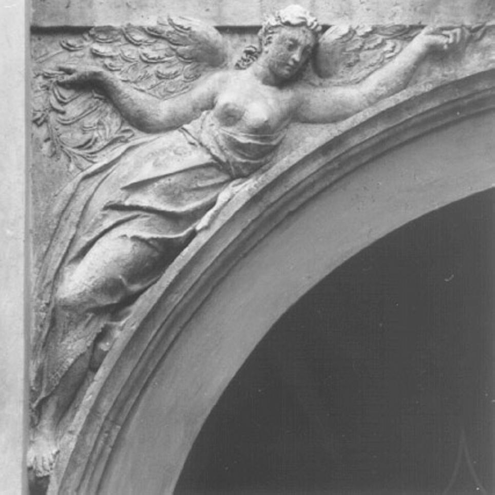 angelo (rilievo) di Vittoria Alessandro (attribuito) (sec. XVI)