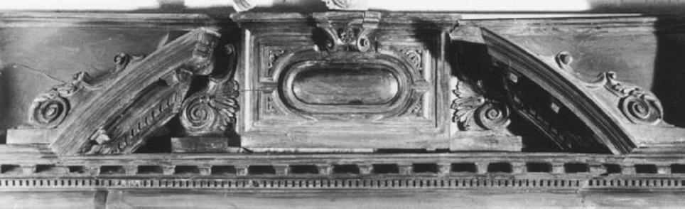 motivi decorativi geometrici e vegetali (frontone, elemento d'insieme) di Olivieri Francesco (sec. XVII)