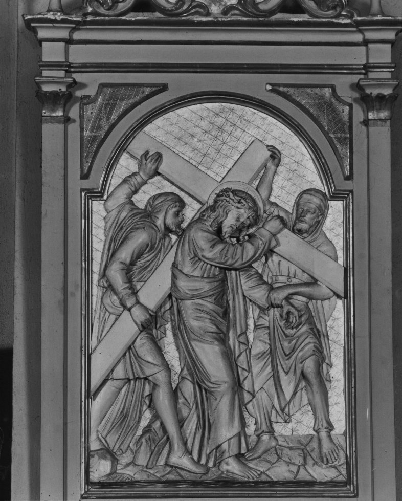 stazione V: Gesù aiutato da Simone il Cireneo a portare la croce (rilievo) - ambito veneto (primo quarto sec. XX)