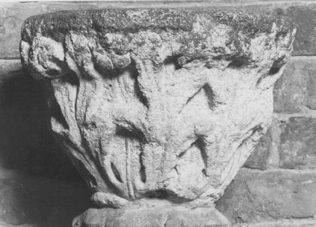 motivi decorativi vegetali (acquasantiera) - ambito vicentino (sec. VII)