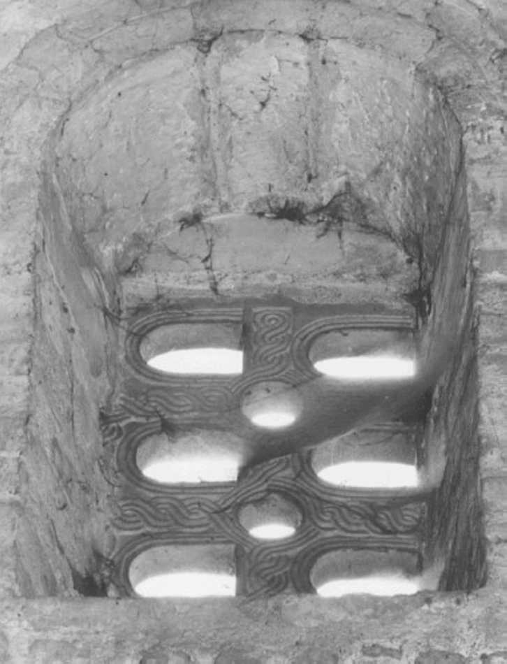 motivo decorativo a intreccio vimineo (transenna, frammento) - ambito vicentino (sec. IX)