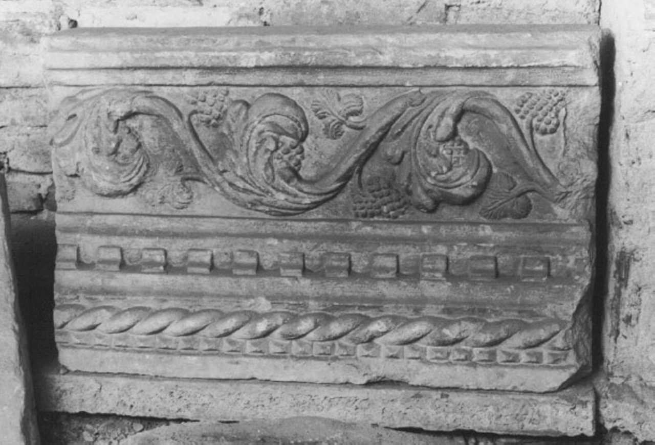 motivo decorativo (decorazione plastica, frammento) - ambito vicentino (seconda metà sec. XV)