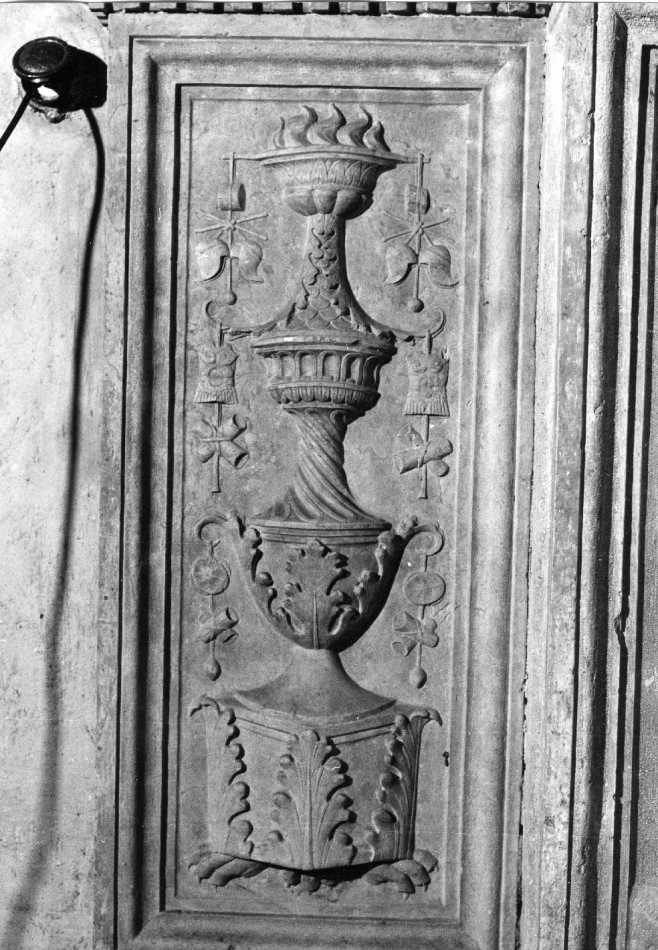 motivo decorativo a candelabra (rilievo) di Angelo Di Giovanni Da Verona detto Maestro Agnolo (attribuito) (sec. XVI)