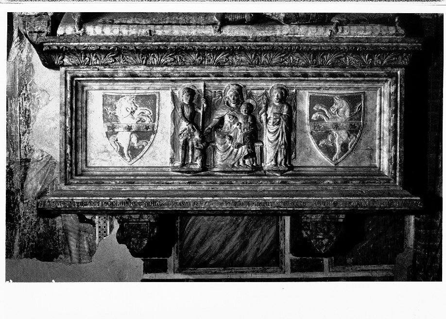 Madonna con Bambino tra San Giorgio e San Jacopo / Stemma gentilizio della famiglia Cavalli (decorazione plastica) - ambito veneto (sec. XIV)