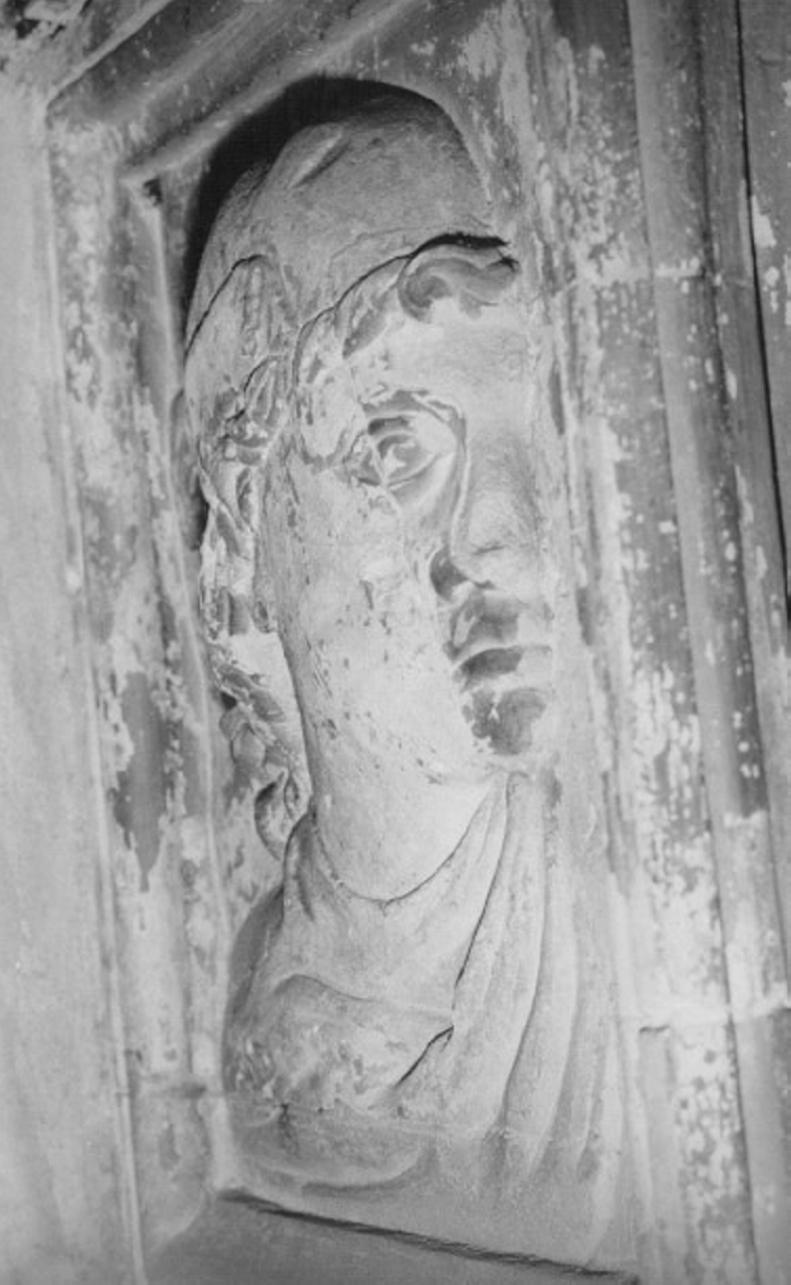 testa di donna (rilievo) di Tommaso Da Lugano (maniera), Bernardino Da Como (maniera) (sec. XV)