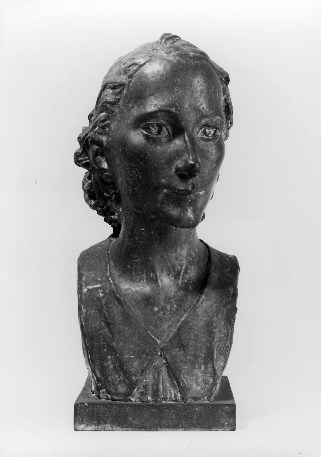 Ritratto di Lucia, busto ritratto di donna (scultura) di Pozza Neri (sec. XX)
