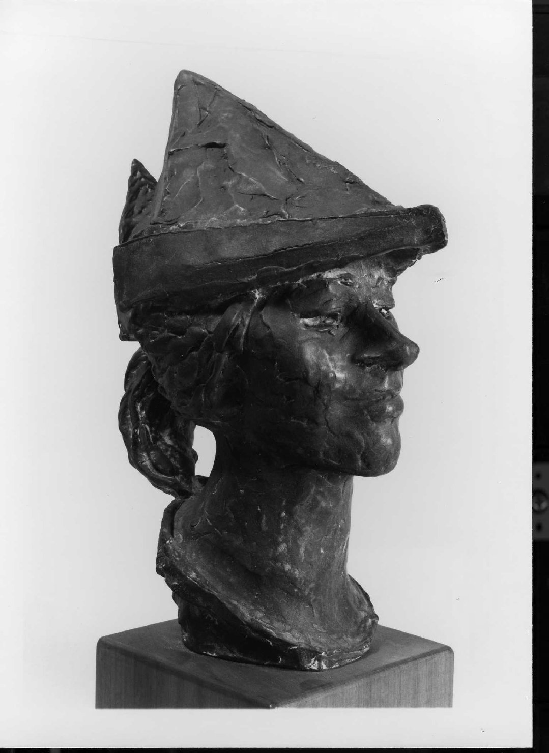 Ritratto di Marisa col cappellino di carta e i capelli raccolti, testa di donna (statua) di Pozza Neri (sec. XX)