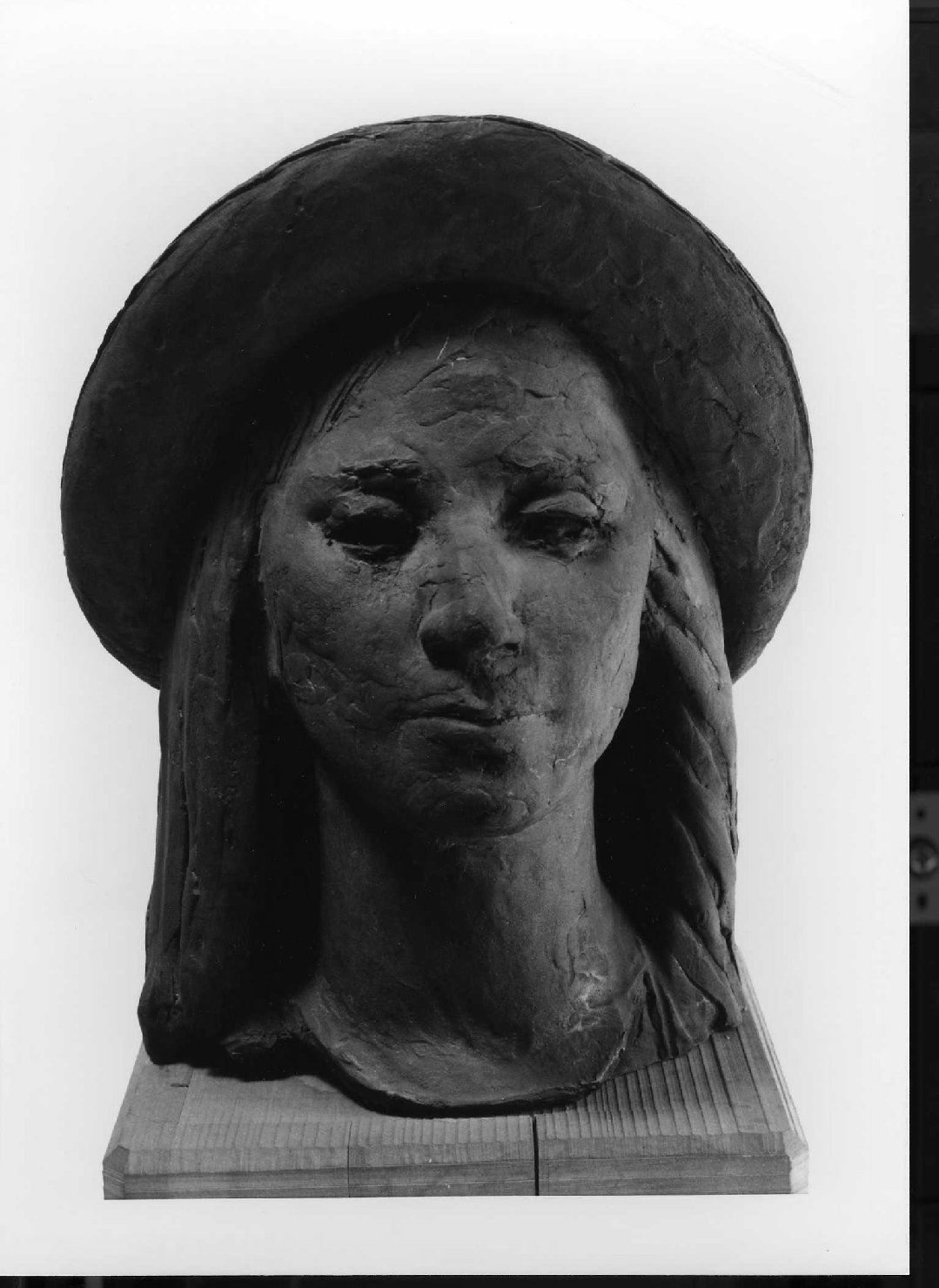 Ritratto di Marisa col cappello di velluto, testa di giovane donna (statua) di Pozza Neri (sec. XX)