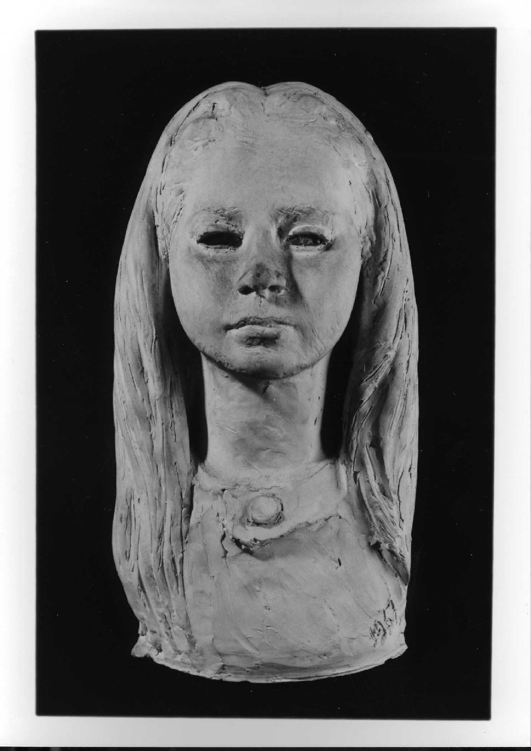ritratto di donna (scultura) di Pozza Neri (sec. XX)