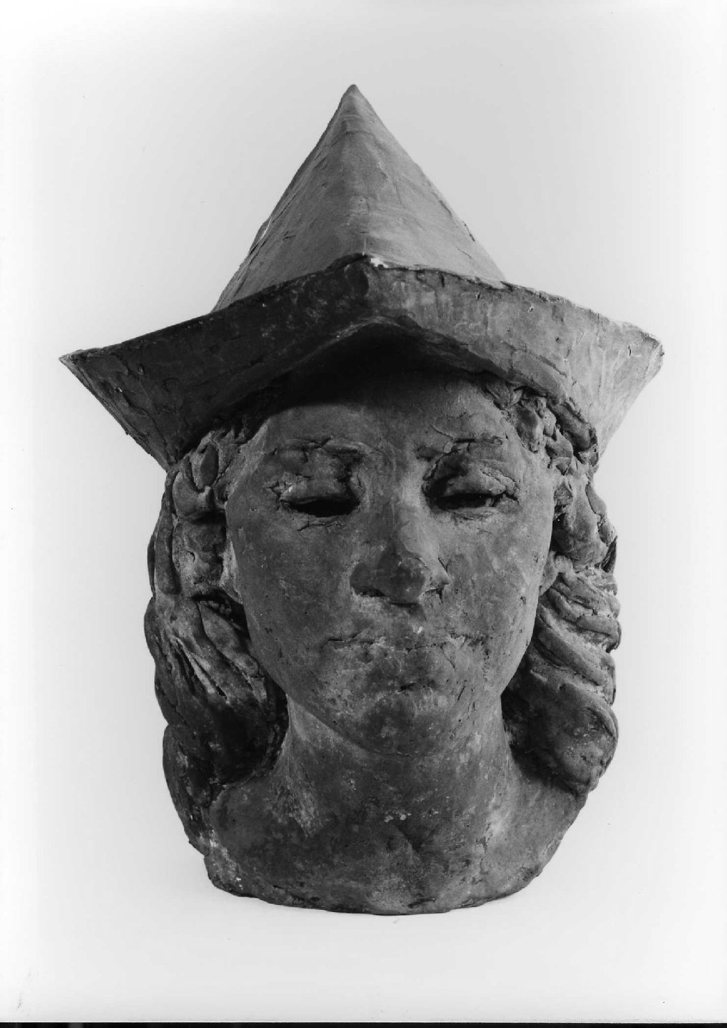 Ritratto di Marisa con il cappellino di carta e i capelli sciolti, testa di giovane donna (scultura) di Pozza Neri (sec. XX)