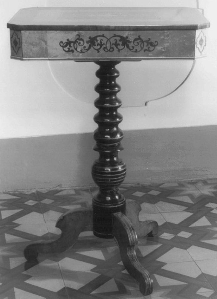 tavolino - ambito veneto (prima metà sec. XIX)