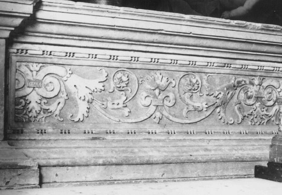 motivi decorativi vegetali (basamento d'altare) di Giovanni Di Giacomo Da Porlezza (bottega) (terzo quarto sec. XVI)